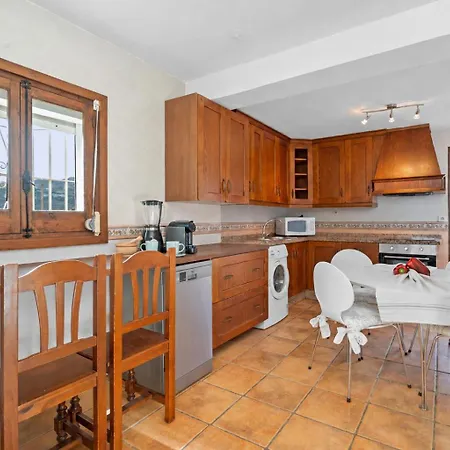 Comeback Paradiso Villa Velilla-Taramay